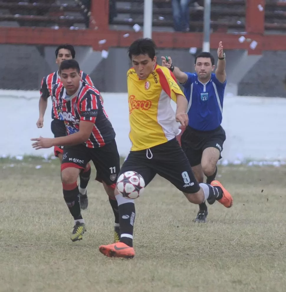 SE LE DIO AL FINAL. Velárdez definió en el área chica y Sportivo pudo empatar. 