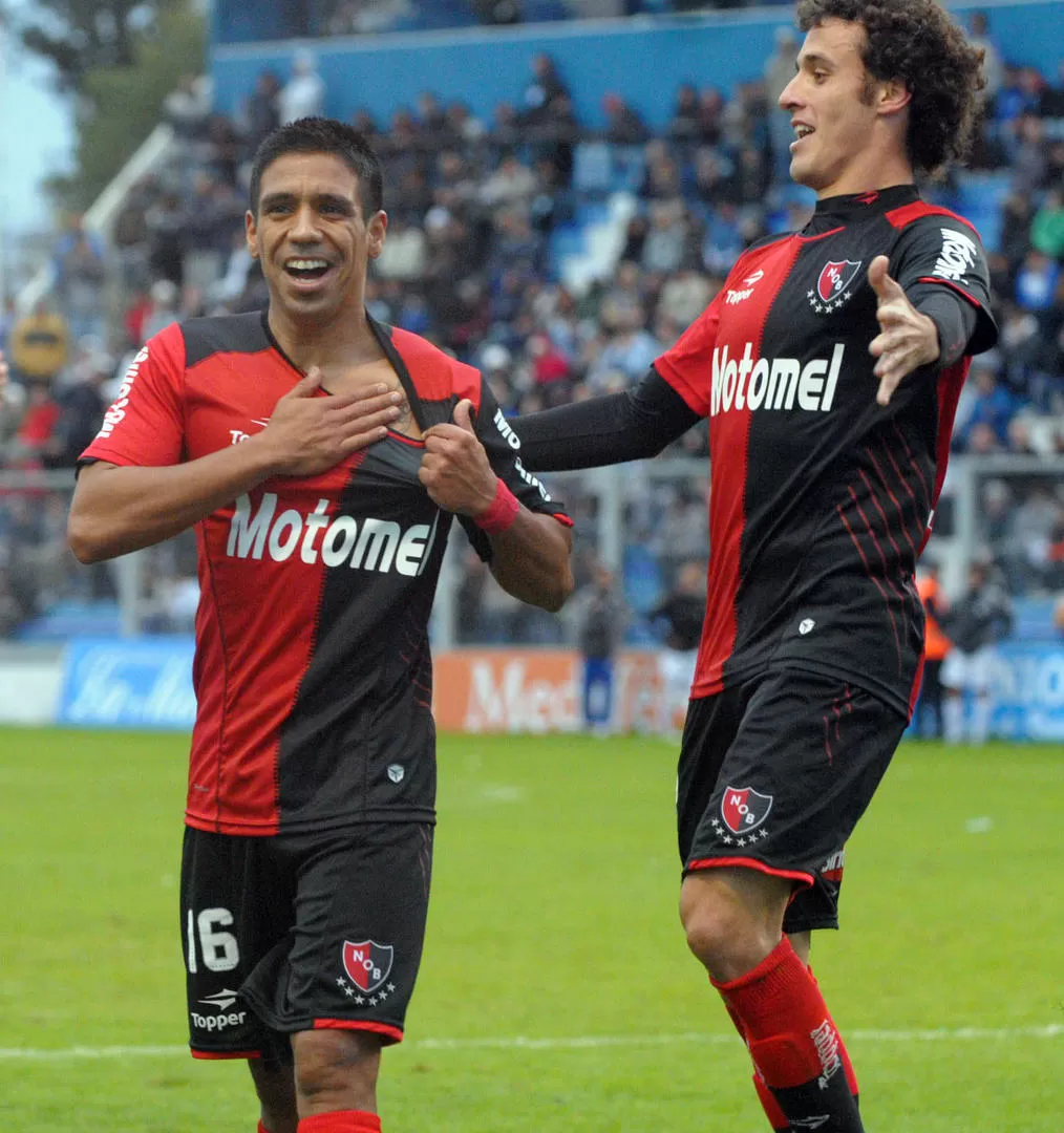 LO LIQUIDÓ. Figueroa se lleva la mano al pecho luego de marcar el segundo gol. 