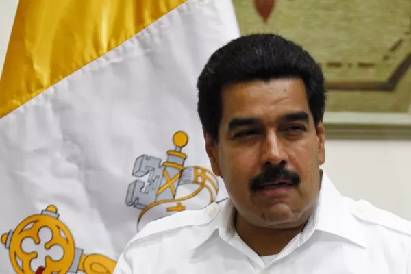 Maduro firma una ley de control de armas de fuego