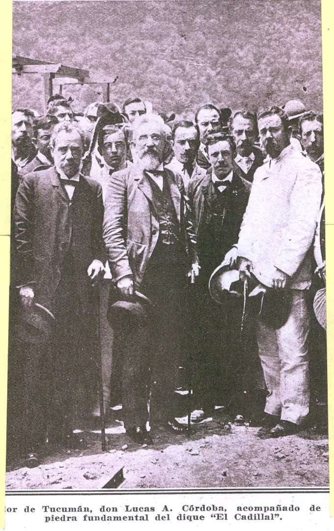 27 DE NOVIEMBRE DE 1904. Desde la izquierda, el doctor José Antonio Olmos, el gobernador Lucas Córdoba, el ingeniero Carlos Wauters y el doctor Fortunato Mariño, en la colocación de la piedra basal de El Cadillal. LA GACETA / ARCHIVO