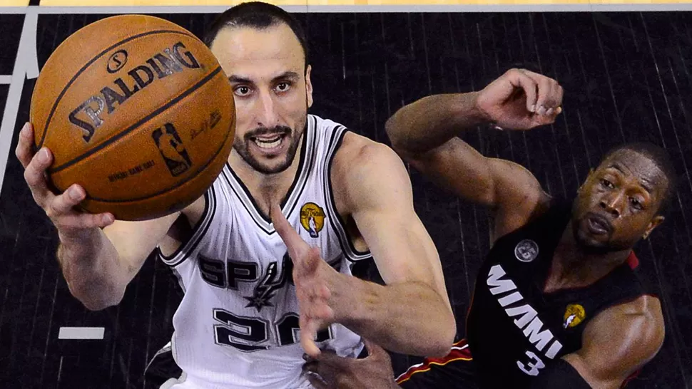 APARECIO. Manu se vistió de héroe para que los Spurs sigan soñando con el campeonato. REUTERS