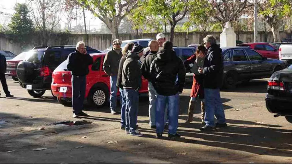 CHOQUE. Los ruralistas fueron increpados por los trabajadores del Mercado de Liniers y los obligaron a alejarse del predio. FOTO TOMADA DE CLARIN.COM