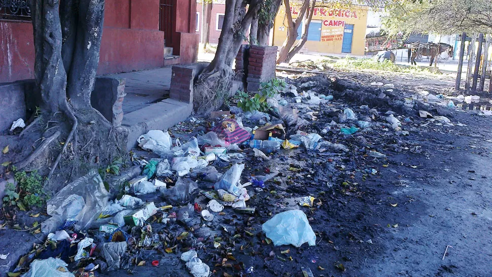 A metros de la terminal, un basural recibe a los turistas