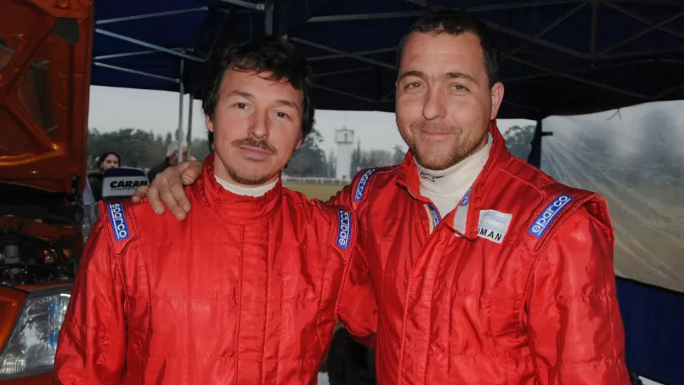 HERMANOS. Miguel (h) y Andrés Reginato en su box de Tucumán, tras recorrer sin mayores problemas la primera etapa. FOTO GENTILEZA PRENSA REGINATO