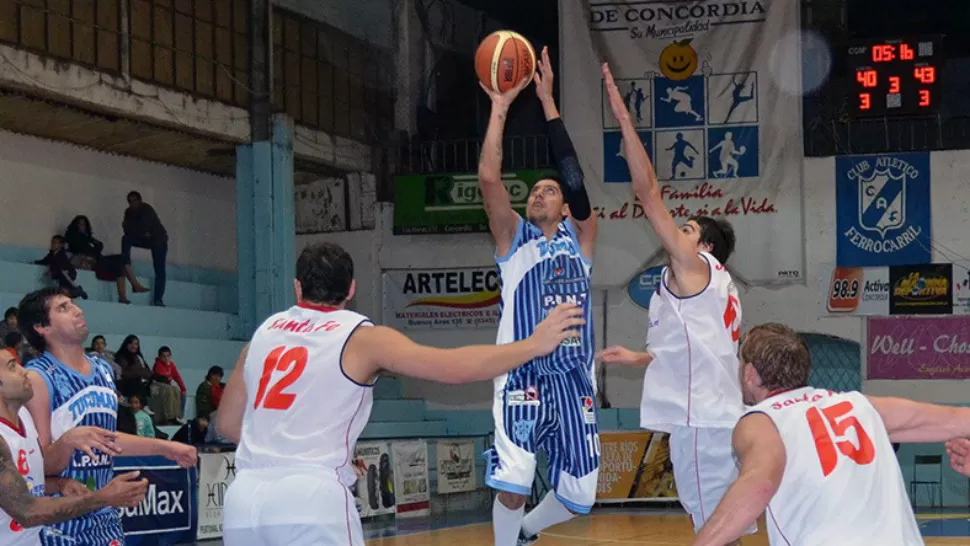 APUNTANDO AL ARO. El goleador del conjunto tucumano fue Eduardo Gamboa con 10 puntos, el único que alcanzó los dos dígitos. FOTO DE EDGARDO GUZMAN TOMADA DE BASKETUCUMANO.COM