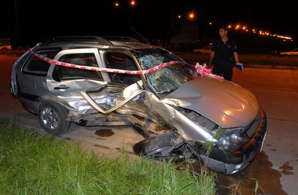 FUERTE IMPACTO. El auto en el que viajaban los Marchese quedó destrozado. LA GACETA / FOTO DE ANALíA JARAMILLO (ARCHIVO)