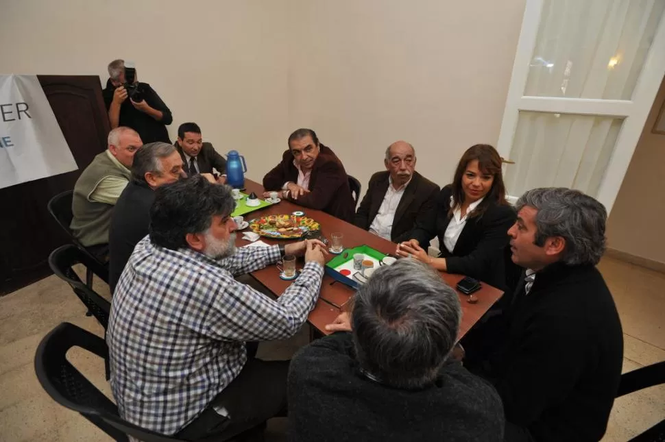 EL ÚLTIMO INTENTO. Hasta el martes pasado, Cano (a la cabecera de la mesa) gestionó sin éxito la inclusión del PRO. LA GACETA / FOTO DE DIEGO ARAOZ