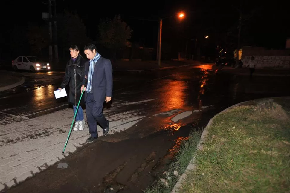 HÉROE DIARIO. Cuando te faltan los ojos, la ciudad sin veredas extenúa, maltrata, discrimina. Para salir a la calle toca apretar la mandíbula. 