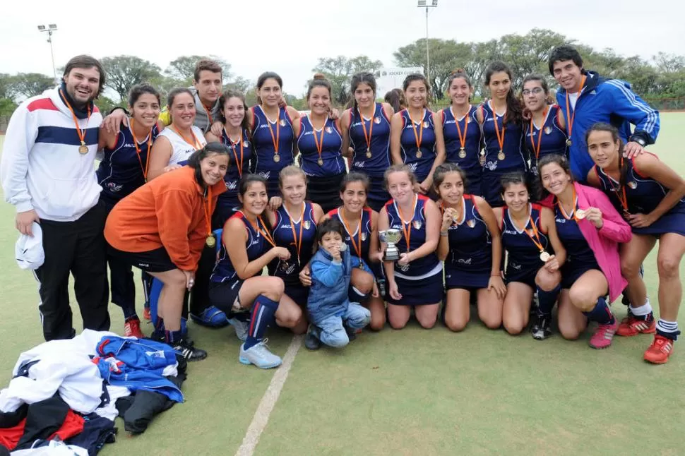 FELICES. El plantel y cuerpo técnico posan para con el trofeo y las medallas. 