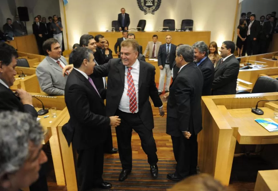 CON EDILES. Amaya saluda a Alfaro, durante la apertura de sesiones. LA GACETA / FOTO DE OSVALDO RIPOLL