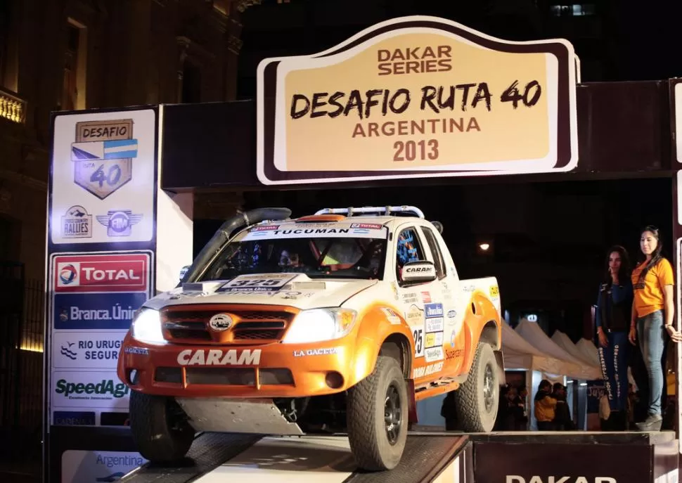 SEÑAL DE SALIDA. Andrés y Miguel Reginato (h) abandonan con la Toyota Hilux la rampa de largada simbólica, camino al vivac del Grupo de Artllería Jujuy. 