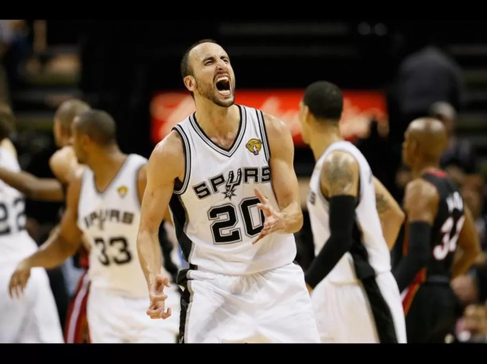 DESCARGA. Manu celebra una de sus conquistas anoche y se saca toda la mufa.  