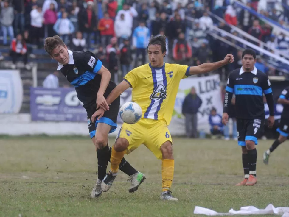 DESPEJA EL PELIGRO. Franco Pino, defensor de Villa Mitre, se anticipa a un futbolista de San José. Ganaron los taficeños. 