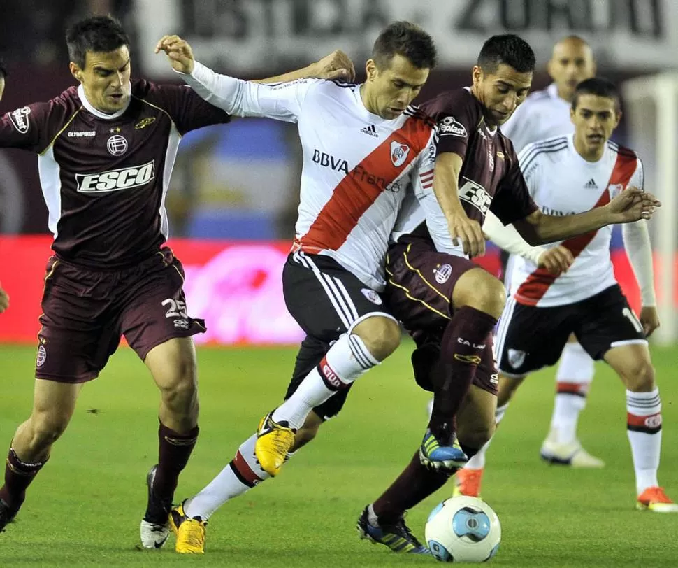 LE TAPARON LA CANCHA. Ponzio no pudo hacer valer su condición de caudillo en el medio de River, y el equipo lo sufrió. 