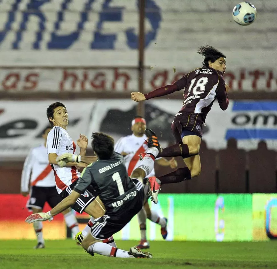 PARA ENMARCAR. Ismael Blanco ya superó a Barovera y el tucumano Kraneviter mira el desenlace de la jugada. TéLAM