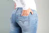 Las mujeres no deberían usar pantalones, según un millonario