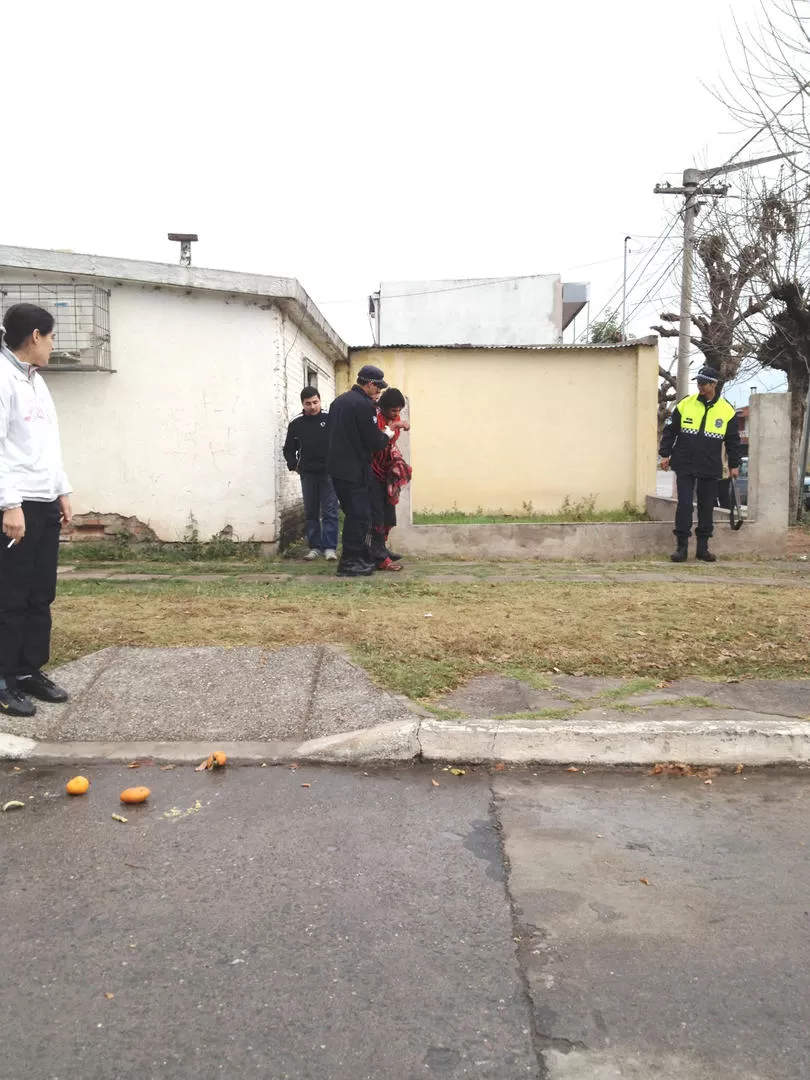 LASTIMADO Y GOLPEADO. El joven delincuente fue aprehendido y llevado a un hospital para que lo curaran. LA GACETA / FOTO DE JULIO MARENGO