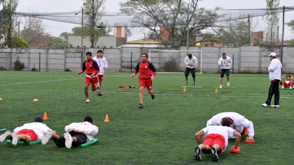 DÍA NUBLADO Y DE TRABAJO. Lejos de La Ciudadela, Roldán decidió entrenar la parte física pensando en el juego del viernes. LA GACETA / FOTO DE ANTONIO FERRONI