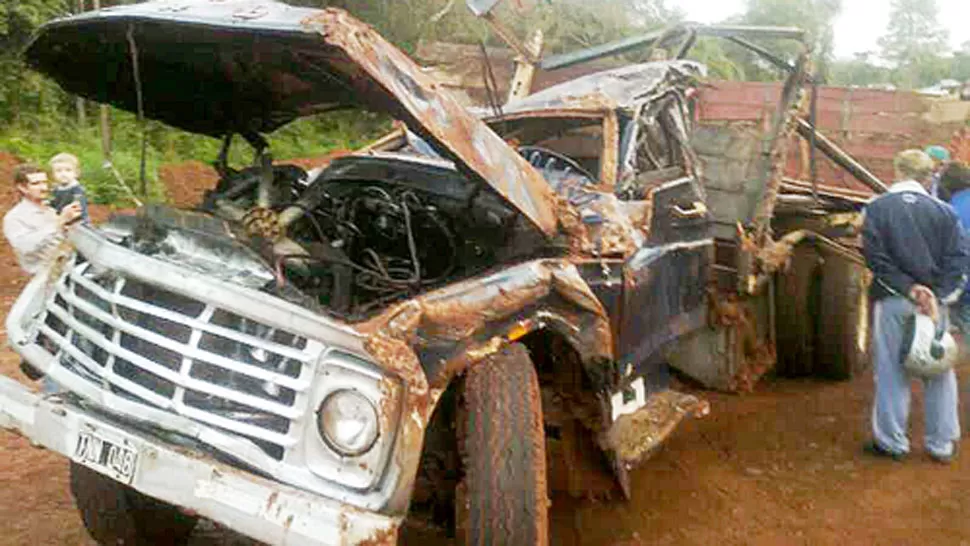 DESTROZADO. Así quedó el camión que transportaba a los tareferos. FOTO TOMADA DE MISIONESONLINE.NET