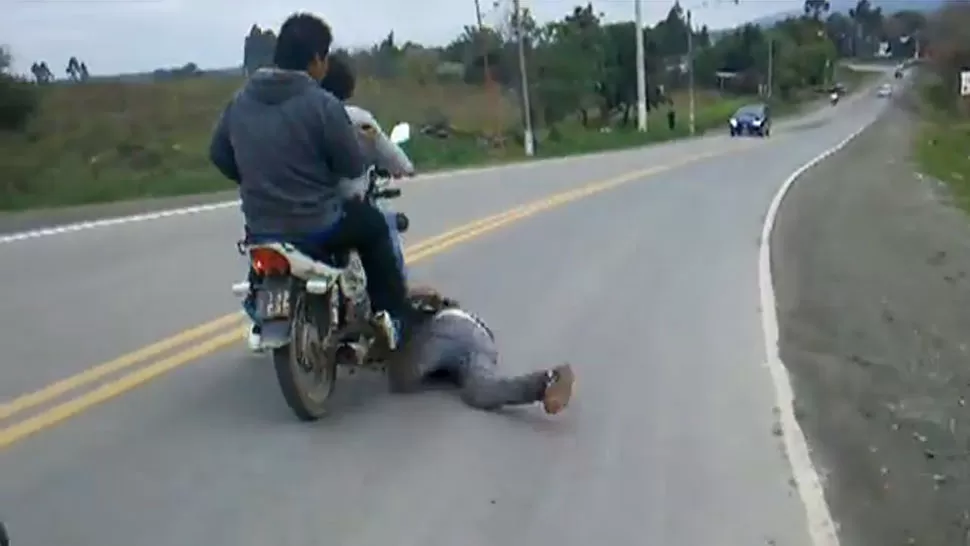 PUDO SER UNA TRAGEDIA. Aparetemente, el joven sólo sufrió algunos golpes. CAPTURA DE VIDEO