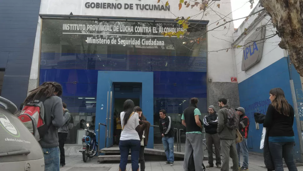 RECLAMO. Los jóvenes se acercaron hasta el edificio del IPLA para denunciar a los inspectores. LA GACETA / FOTO DE FRANCO VERA