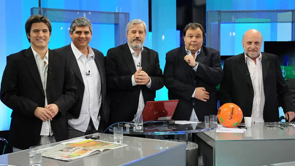 SONRIENTES. Los integrantes del equipo de Estudio Fútbol. Pagani y Palacios, los últimos a la derecha. FOTO TOMADA DE CLAROTVELSALVADOR.COM