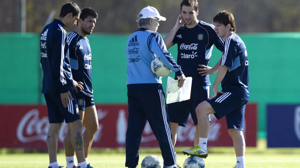 INDICACIONES. Sabella remarcó que a los delanteros Messi, Gonzalo Higuaín y Sergio Agüero les solicita un poquitito de ayuda en la recuperación de la pelota.