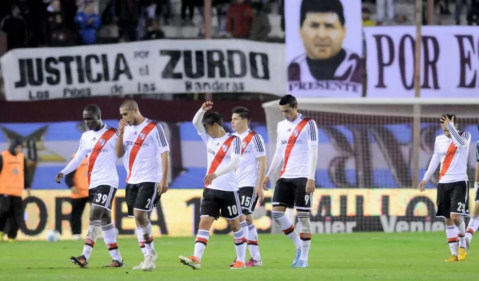 GOLPEADOS. Álvarez Balanta y Maidana, luego de la dura derrota frente a Lanús. 