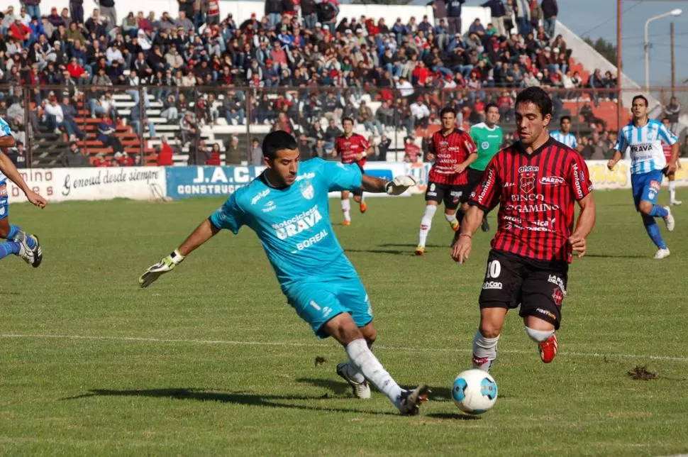 HASTA CON LOS PIES. Cacace, que le roba el balón a Alba, la figura de Douglas Haig, jugó el mejor partido de la temporada. 