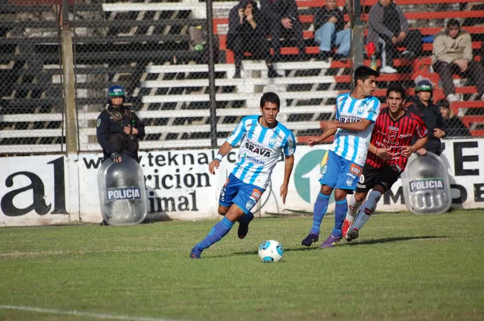 UNO SÍ, EL OTRO NI. More, cuyo pase pertenece al club, seguirá la próxima temporada en Atlético. Ayer, alternó buenas y malas con el balón. Bustamante, (fondo), en cambio, es duda. Si RR sigue, él también. 