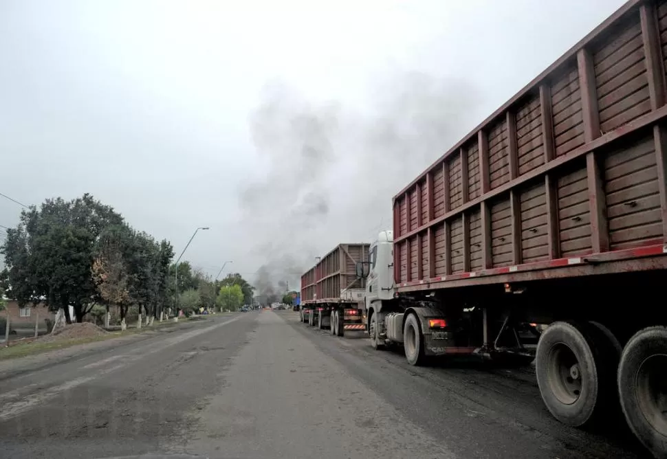 CONGESTIÓN. Las rastras avanzan en fila hasta el ingenio La Florida por las avenidas principales del pueblo.  