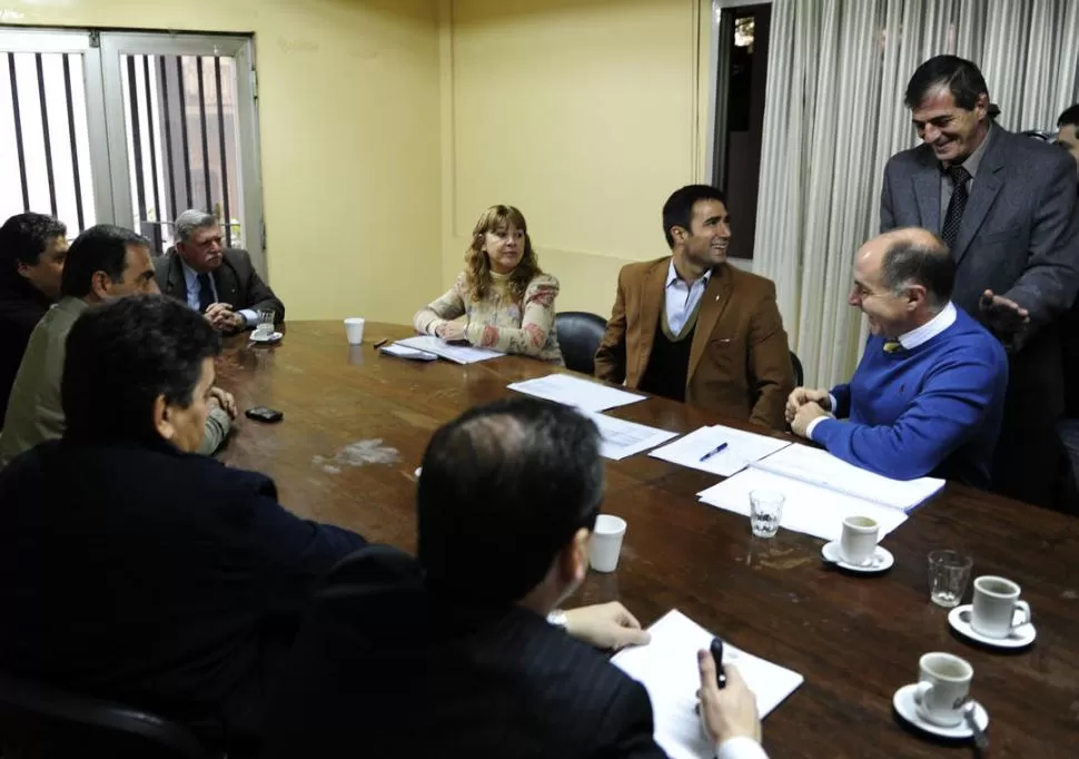 INVITADO. Bellomío (de saco y sin corbata) bromea con Viña y Cano (de pie). LA GACETA / FOTO DE JORGE OLMOS SGROSSO