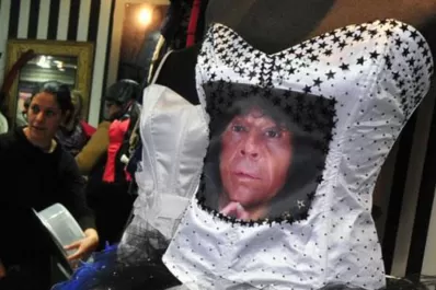 Venden un vestido de 15 con la cara de La Mona Jiménez