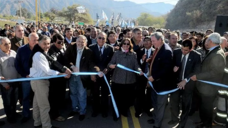 APERTURA. Junto con la Ruta 40 y la Ruta 60 vamos cerrando el circuito vial que necesita Catamarca para su futuro desarrollo, dijo Corpacci. FOTO CASA DE GOBIERNO DE CATAMARCA