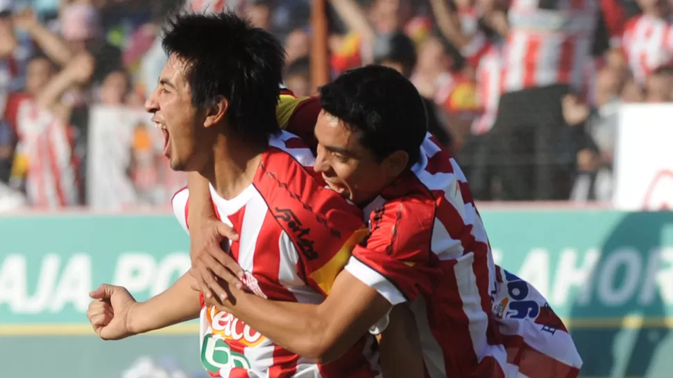 HEROE Y VILLANO. Vega anotó un golazo ante San Jorge y se fue expulsado ante Sportivo Belgrano. ARCHIVO LA GACETA / HECTOR PERALTA