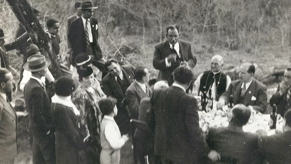 31 DE MAYO DE 1936. En un asado en Ibatín, habla Juan Alfonso Carrizo, ante el gobernador Miguel M. Campero, los ministros Antonio Bulacio Núñez y Norberto Antoni, y el obispo Agustín Barrere. LA GACETA / ARCHIVO