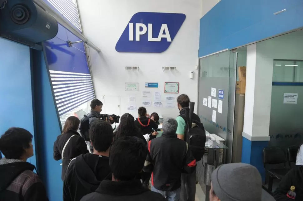 DENUNCIA. Ayer al mediodía, Gabriela y un grupo de amigos fue al IPLA.  LA GACETA / FOTO DE FRANCO VERA 