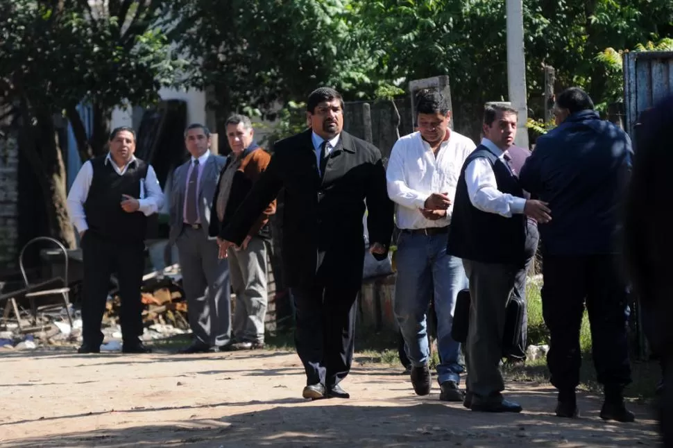 FISCAL. Suasnábar, que recibió el caso DAU, recorre en 2012 la escena del crimen de Mercedes Figueroa. LA GACETA / FOTO DE INéS QUINTEROS ORIO (ARCHIVO)