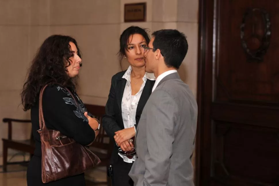 EN LA AUDIENCIA. Pellasio, de cabello ondulado, conversa con sus abogados. LA GACETA / FOTO DE DIEGO ARAOZ