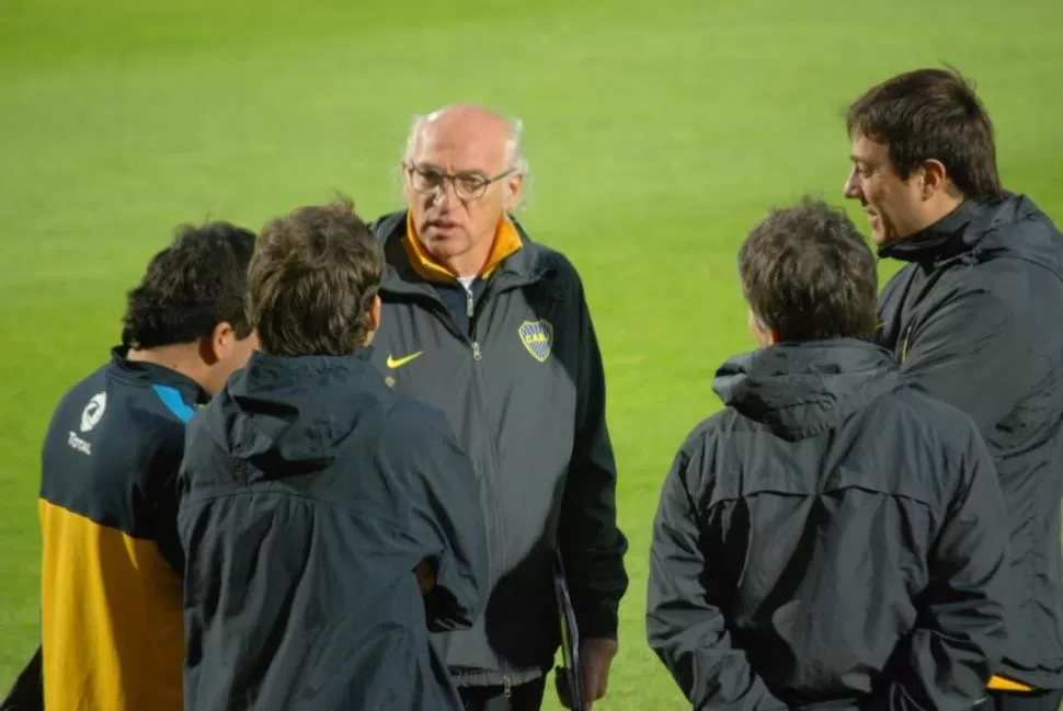 EN SUELO CATAMARQUEÑO. Bianchi y el plantel de Boca tuvieron un gran recibimiento y fueron alentados en el estadio. FOTO DE COPAARGENTINA.ORG