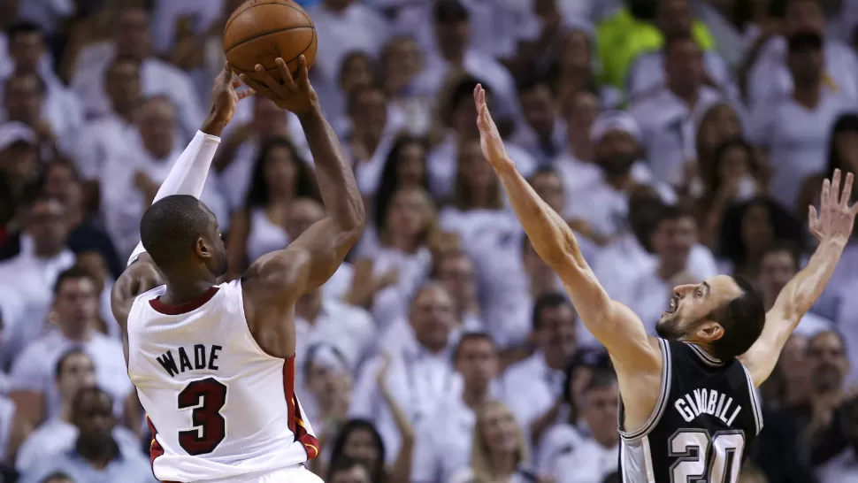 PEQUEÑA VENTAJA. Miami Heat le bajó el telón a la primera mitad con una leve diferencia sobre San Antonio Spurs, por 46-44. REUTERS