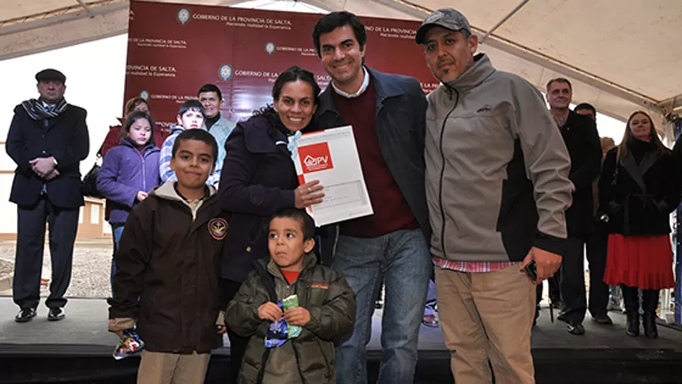 LLAVES. Urtubey participó del acto de entrega de viviendas en la capital salteña. FOTO TOMADA DE SALTA.GOV.AR