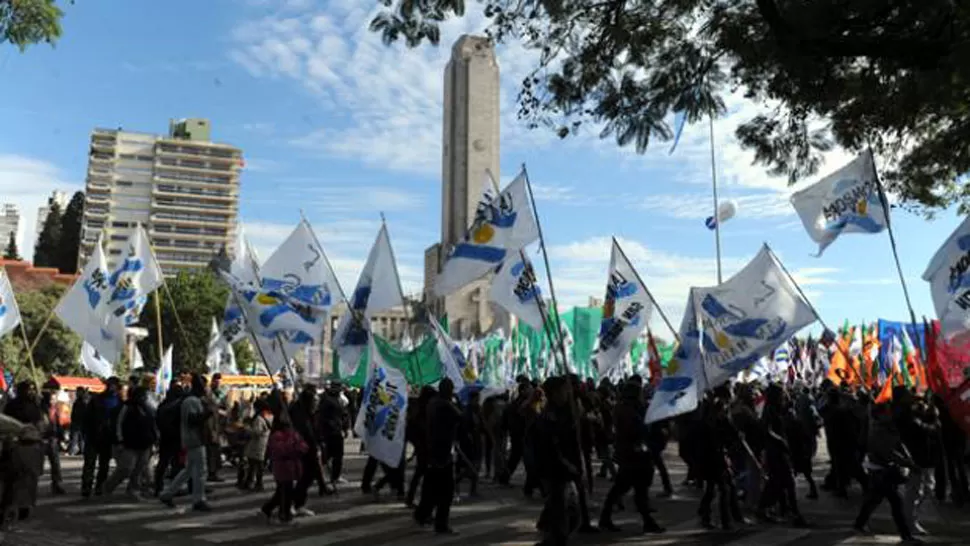 MULTITUD. Una marea de militantes copó las inmediacioens del Monumento a la Bandera. FOTO TOMADA DE LACAPITAL.COM.AR