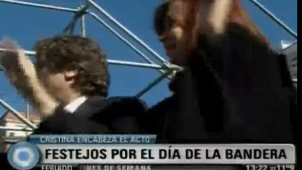 A TODO RITMO. La Presidenta bailó en el himno. CAPTURA DE VIDEO