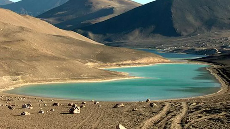 CERCA DEL CIELO. Volcán pintado, en el oeste de Catamarca, parte de la ruta de los Seismiles. 