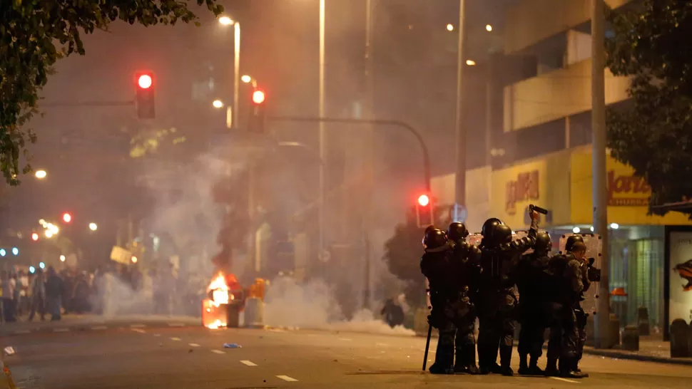 DISTURBIOS. No faltaron los choques entre la Policía y algunos manifestantes. REUTERS.