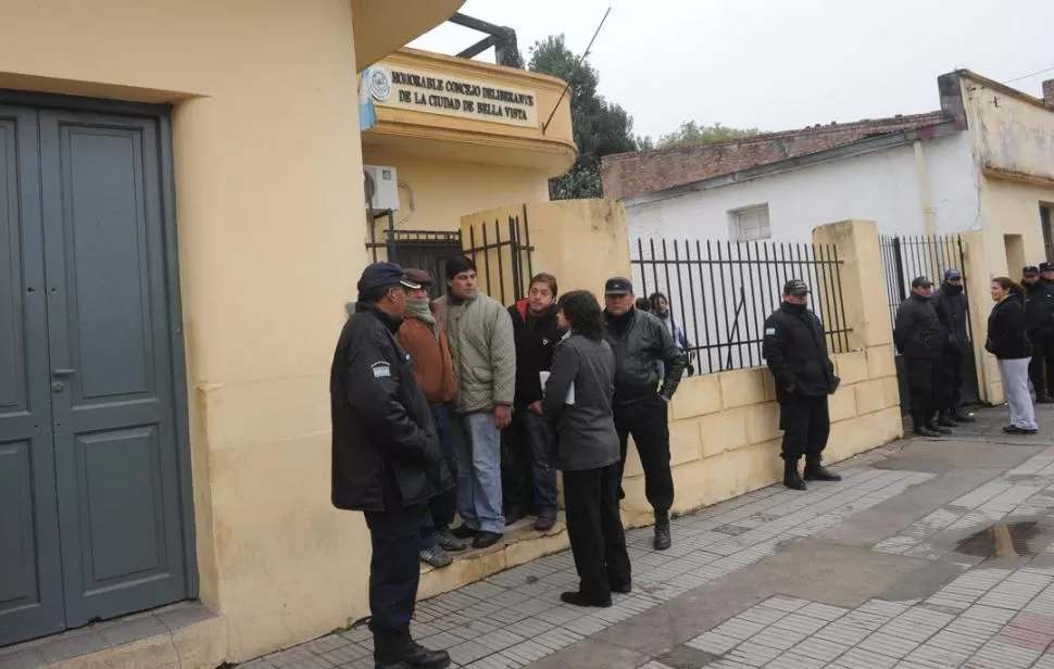 FUERTE CUSTODIA. Por temor a incidentes, la Policía reforzó la seguridad.  