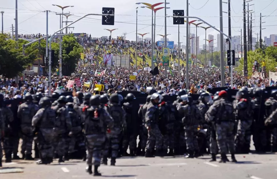 CERCA DEL ESTADIO. La Policía montó un operativo de seguridad especial ayer en Fortaleza, donde la selección del Brasil se enfrentó con la de México. REUTERS