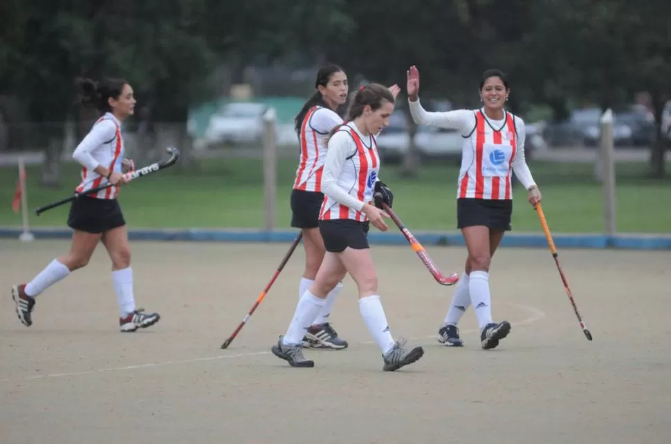 EN EL MEDIO. Peralta se asocia a Staneff y Chinellato en el juego. 