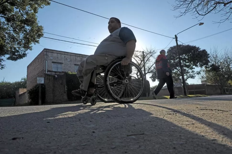 SIN RAMPAS. Sortear escalones es para Marcos cosa de todos los días. 